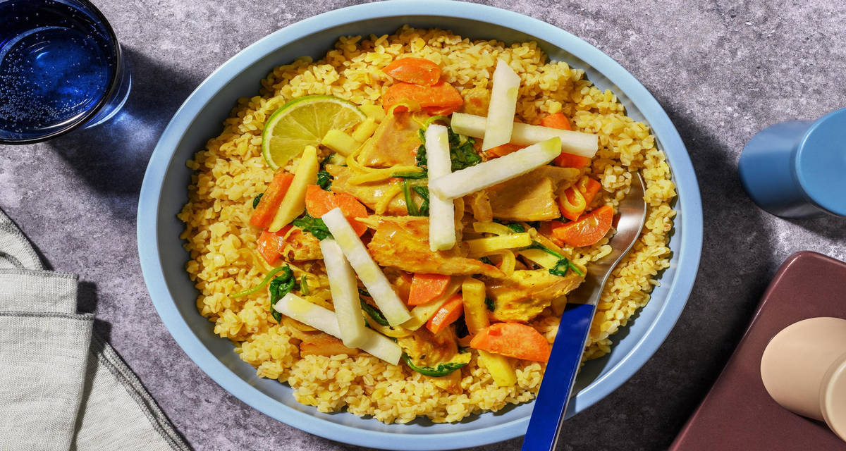 Koolrabi-kokoscurry met plantaardige kipstukjes met bulgur, limoen, rode peper en spinazie