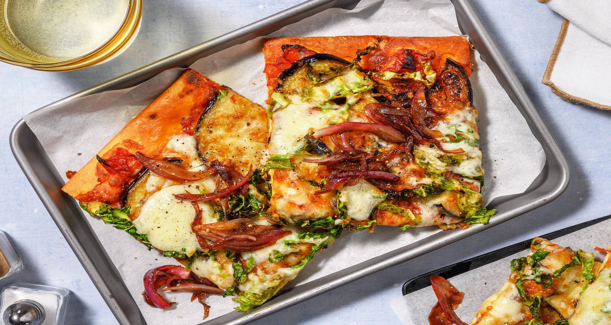 Pizza à l'aubergine laquée à la harissa avec chou frisé & mozzarella oignon caramélisé et ras el hanout