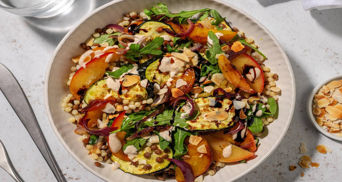 Couscous perlé à la pêche et sauce crémeuse au fromage grec courgette, roquette, lentilles et amandes effilées