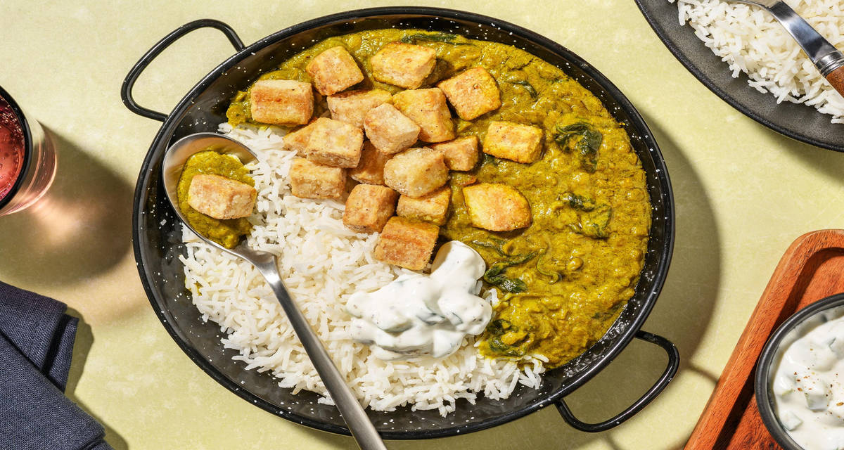 Romige spinaziedahl met tofu met gouden rijst en komkommeryoghurt