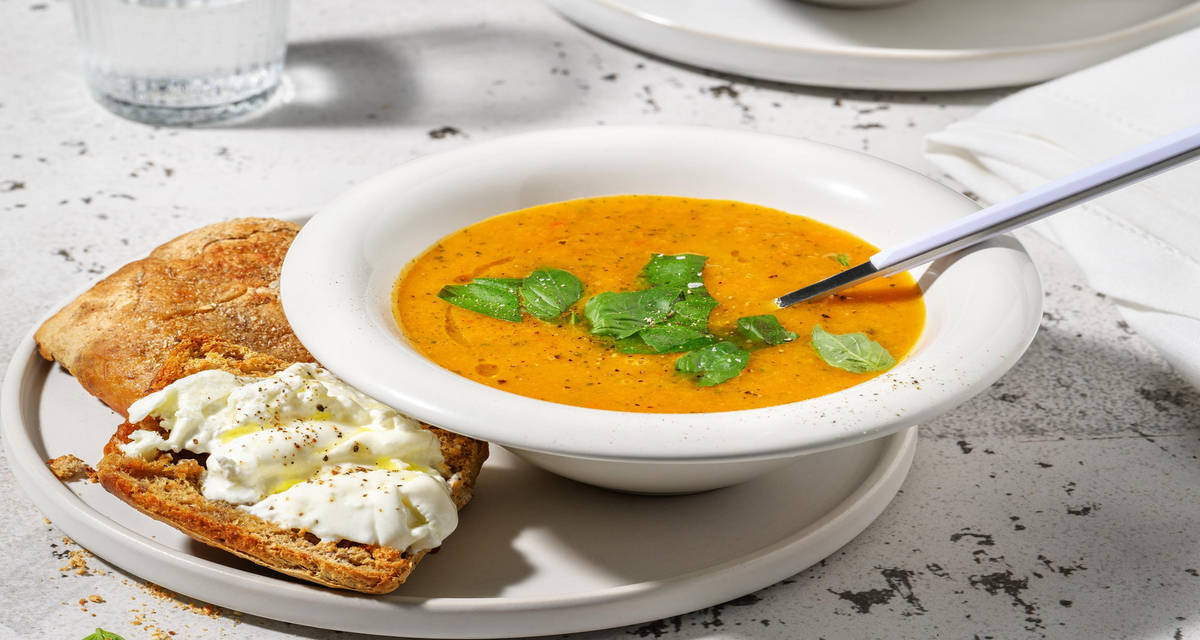 Tomatensoep met ciabatta met burrata met vers basilicum en Siciliaanse kruiden