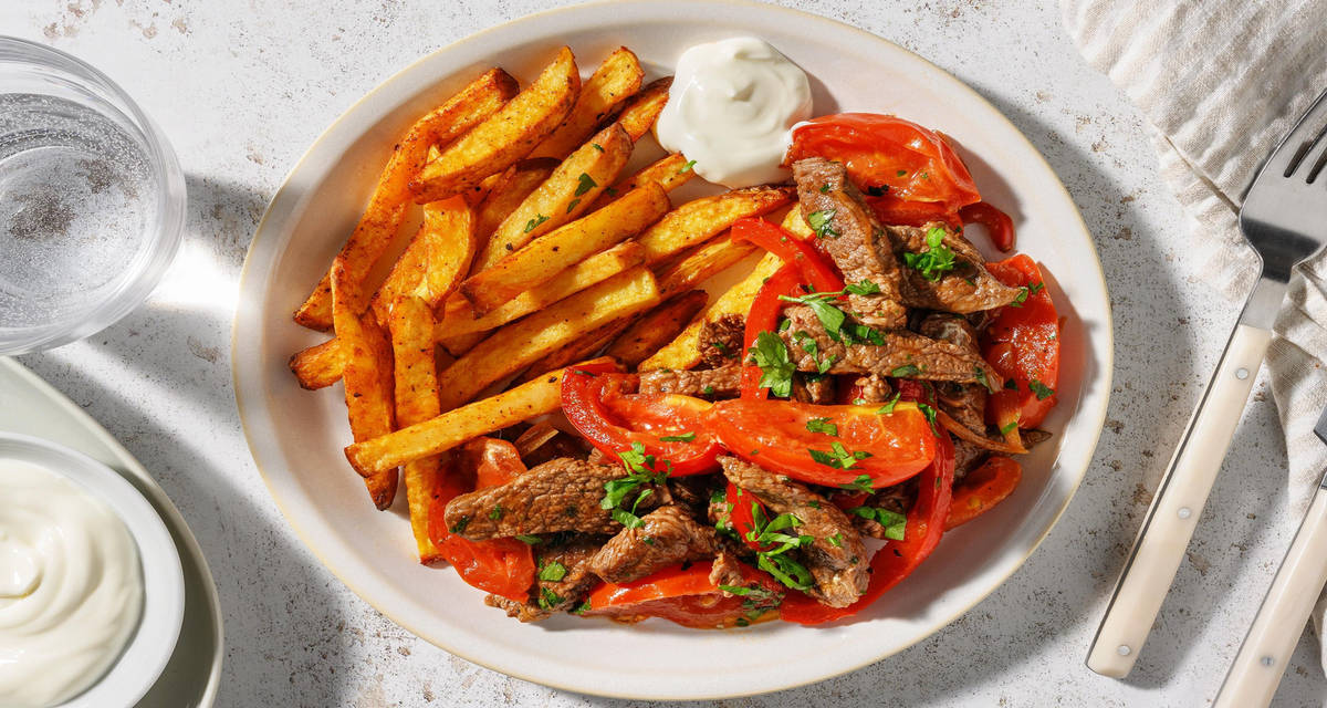 Émincés de steak façon lomo saltado & frites classique péruvien avec tomate, poivron et persil