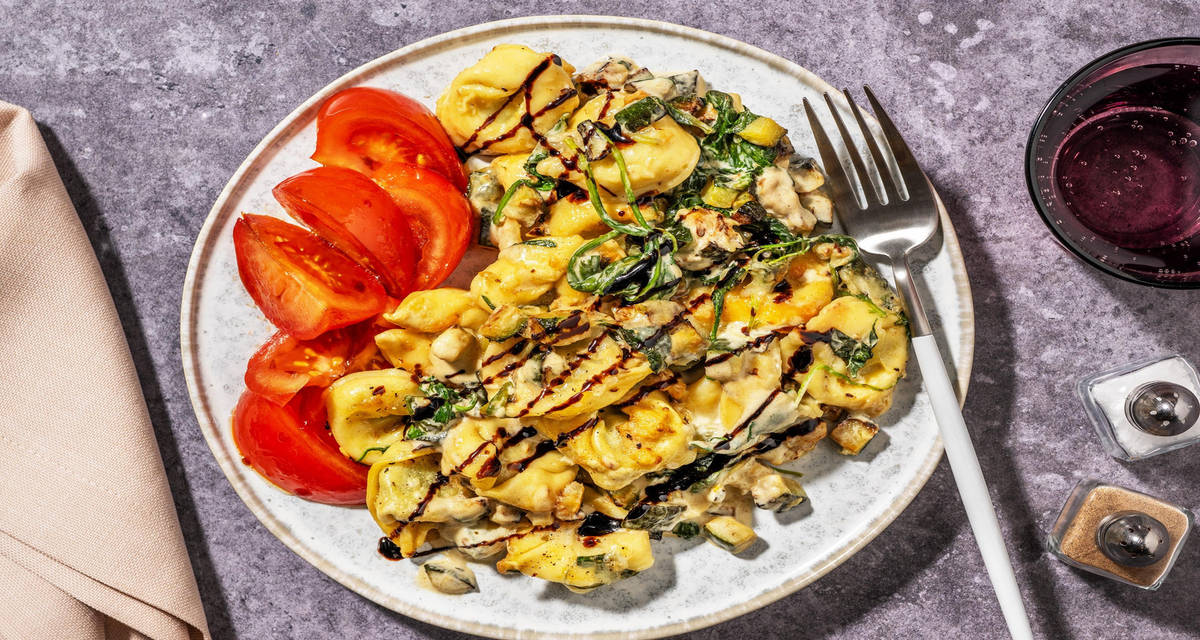 Gratin crémeux de tortelloni aux champignons courgette, épinards et salade de tomate