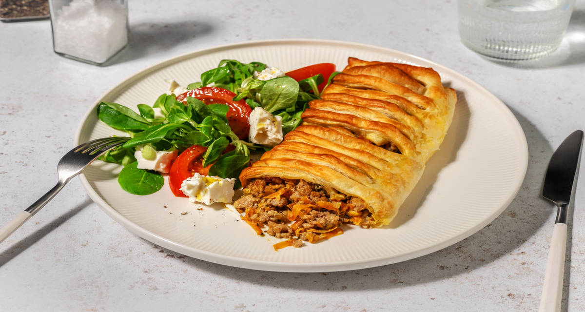 Hartige strudel met kip en groenten met tomatensalade en witte kaas