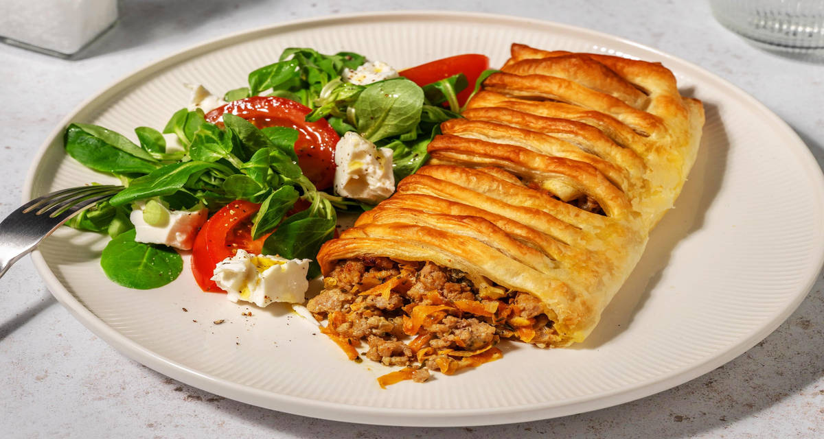 Strudel version salée au poulet & dinde et aux légumes salade de tomate et fromage à la grecque