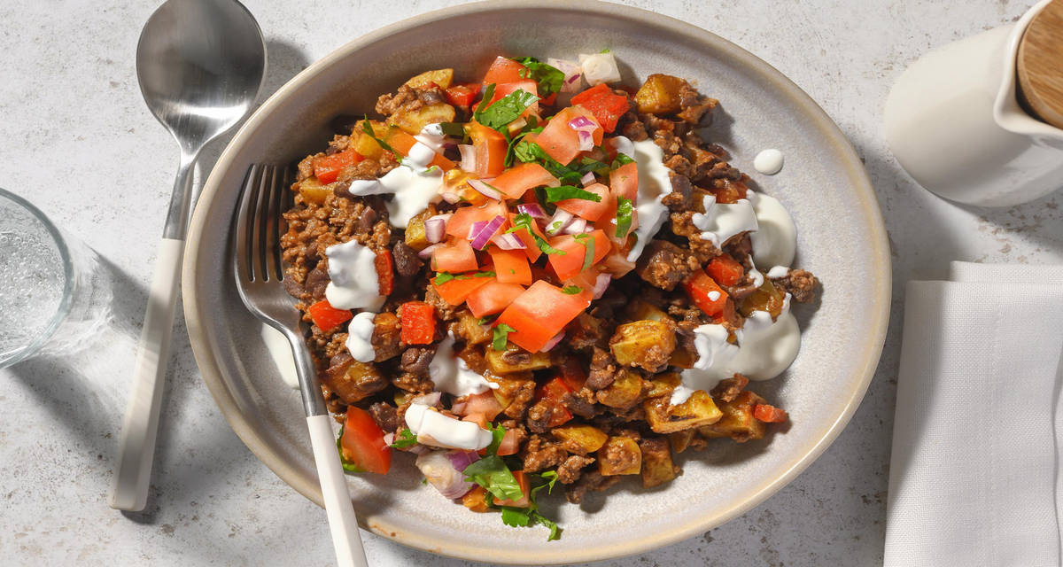 Smokey chipotle-rundergehakt met patatjes met yogurt, zwarte bonen en tomatensalsa