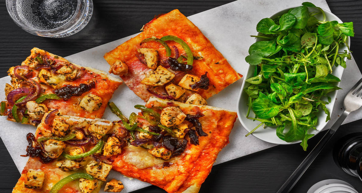 Pizza au salami et au poulet chutney d'oignons, poivron pointu et roquette