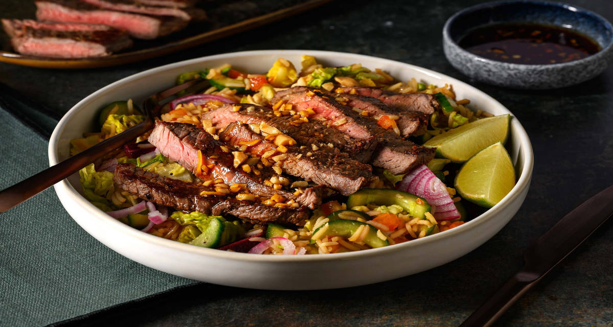 Steak et salade à la thaïlandaise garnie de cacahuètes riz complet, carotte violette et vinaigrette au sésame & citron vert