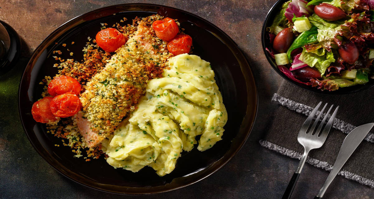 Gepaneerde zalmfilet met bieslook-aardappelpuree met geroosterde cherrytomaten, olijven en salade