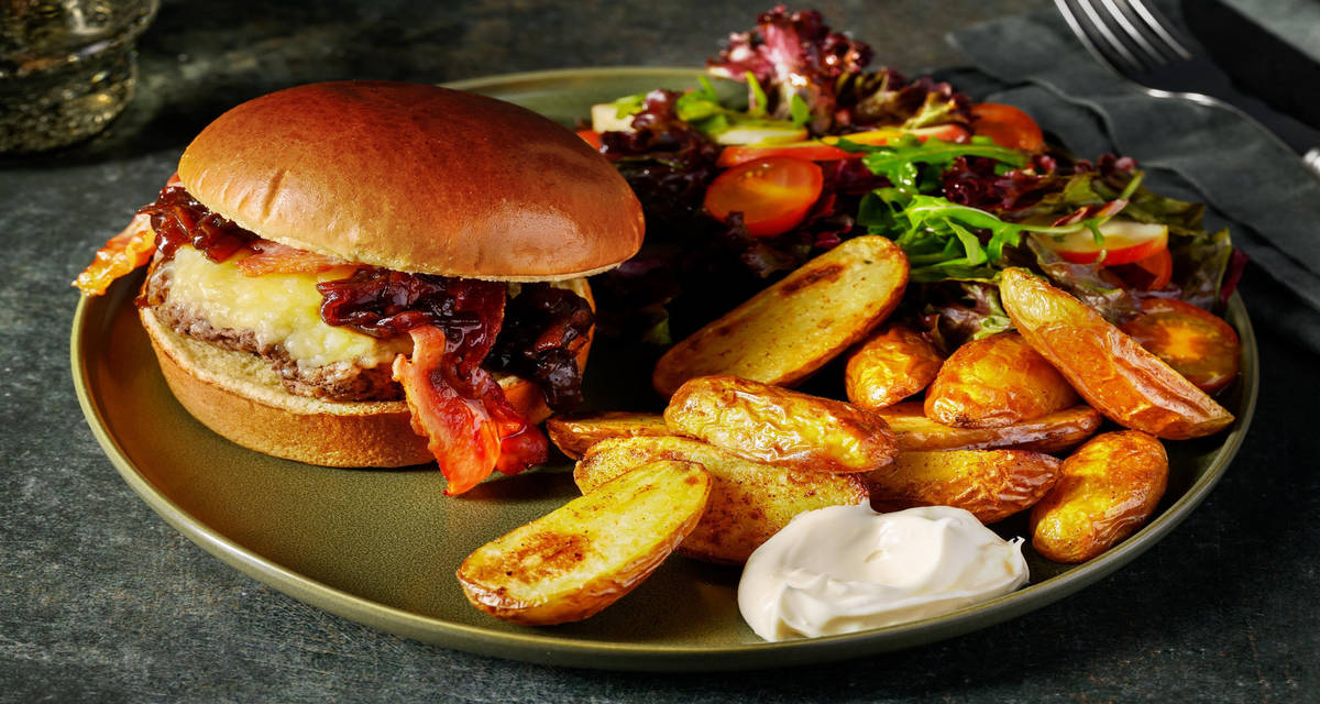 Cheeseburger au lard sur pain brioché grenailles poêlées et salade croquante à la pomme