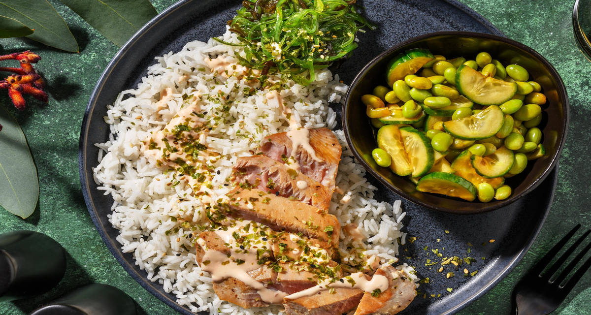 Tonijnsteak met zeewiersalade en sojabonen met rijst, furikake, komkommer en frisse sambalmayonaise