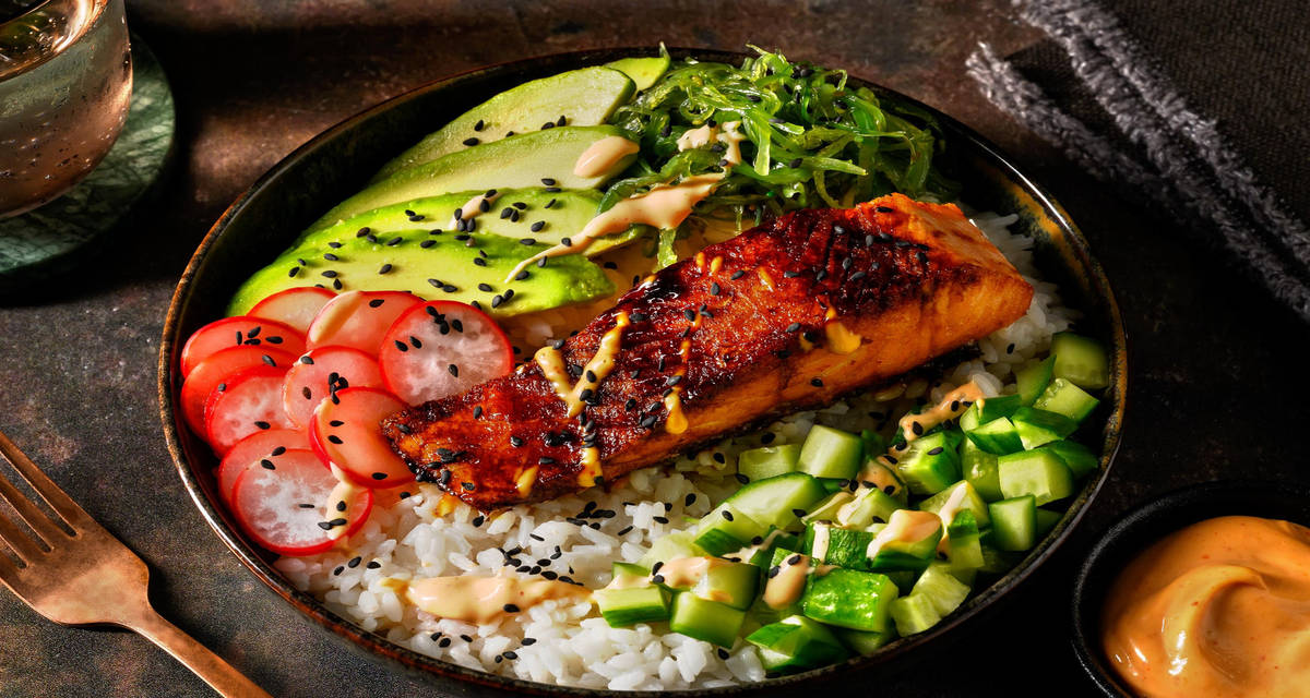 Poké bowl au saumon, wakamé & avocat mayo à la sriracha, graines de sésame noir & radis à l'aigre-douce