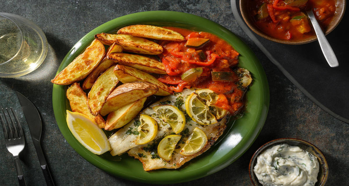 Papillot van zeebaars met ratatouille met aardappelwedges en basilicum-parmezaanmayonaise