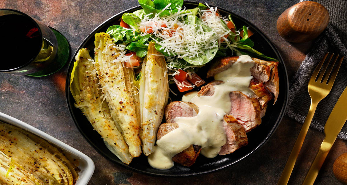 Filet mignon de porc et gratin de chicon au parmesan salade de tomate & roquette et sauce crémeuse à la moutarde