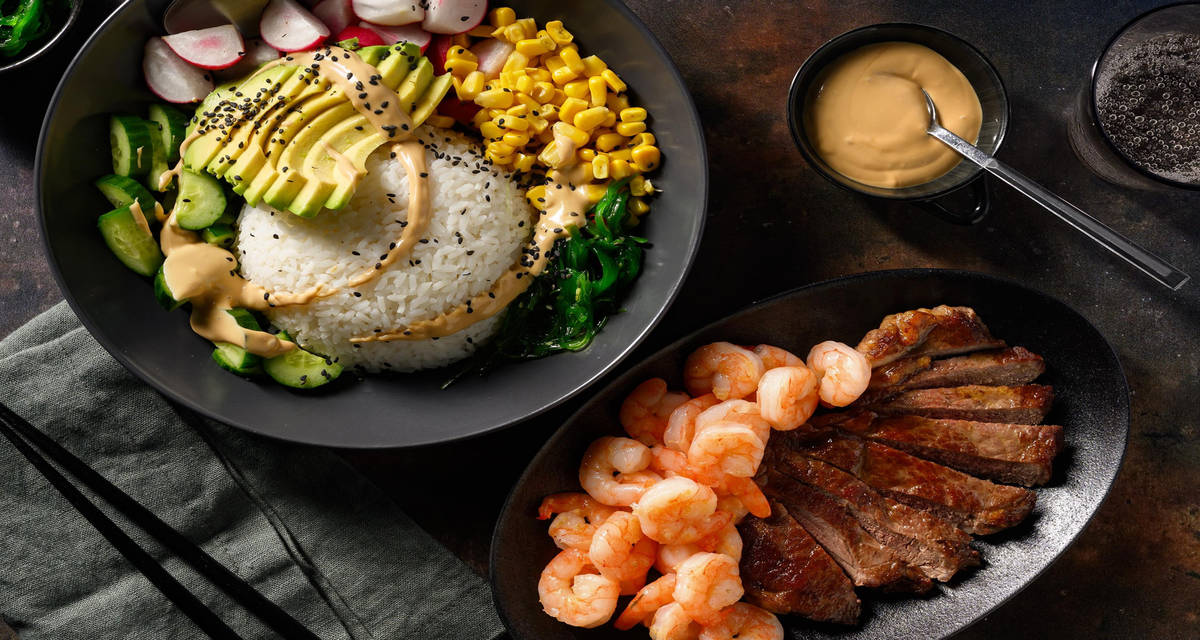 Surf & Turf pokébowl met ponzu en avocado met steak, garnalen, zeewiersalade en zwarte sesamzaadjes