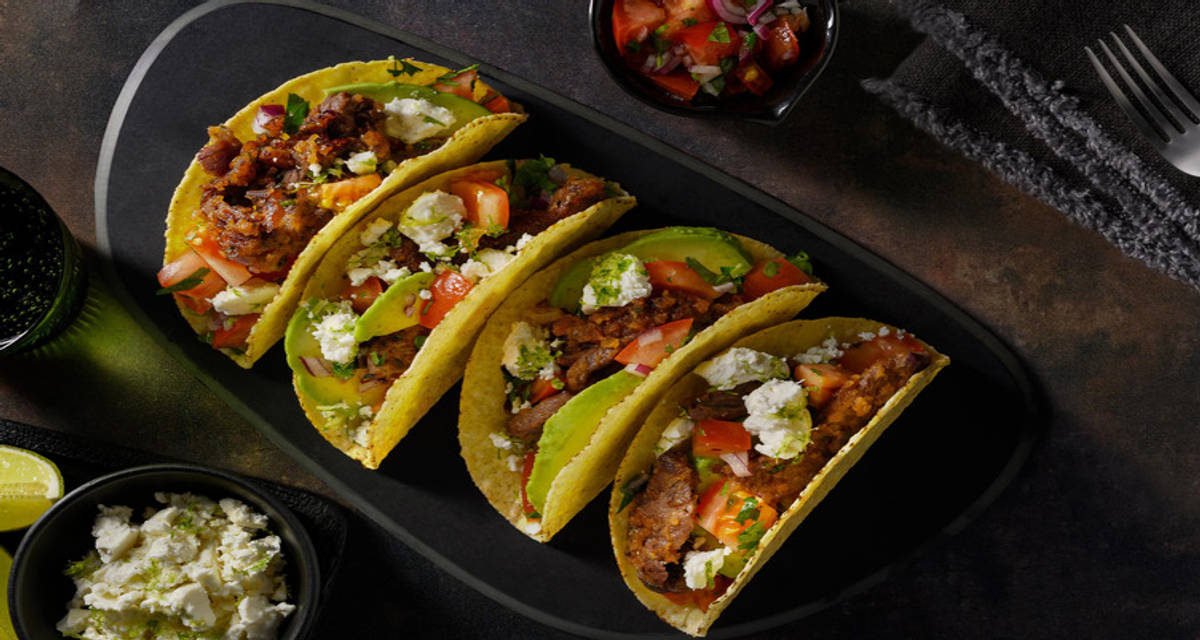Coquilles de tacos aux émincés de bœuf, avocat et coriandre façon carne asada avec pico de gallo et fromage à la grecque