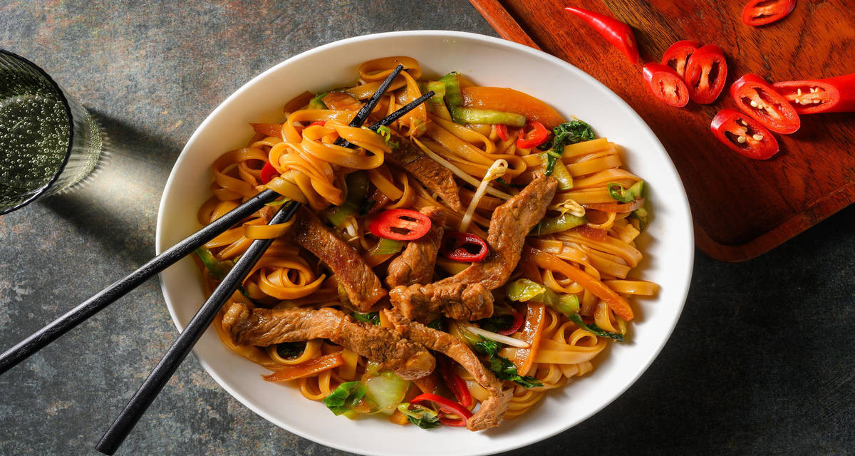 Émincés de steak au ponzu et nouilles de riz légumes sautés, germes de soja et piment rouge