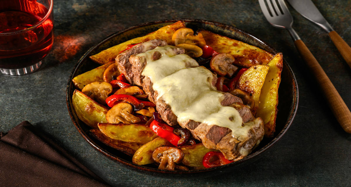 Steak façon Philadelphie & Potato Wedges champignons, cheddar & poivron pointu