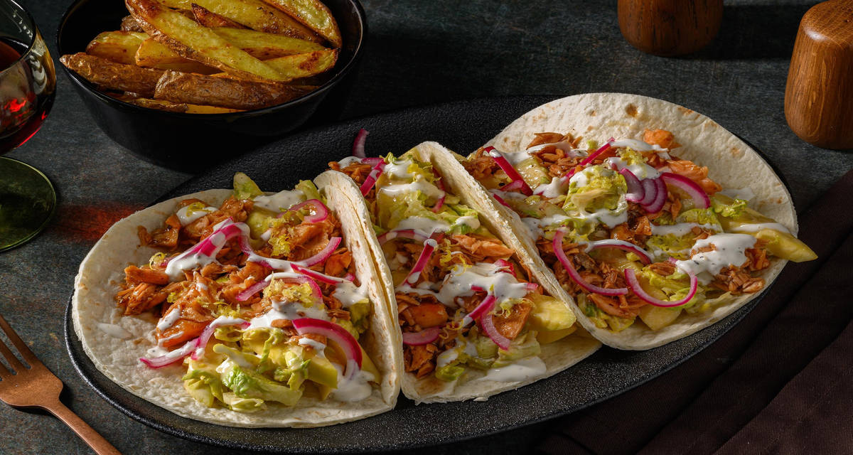 Tacos fusion au saumon en sauce soja douce salade de mangue, mayonnaise acidulée à l'ail et frites maison