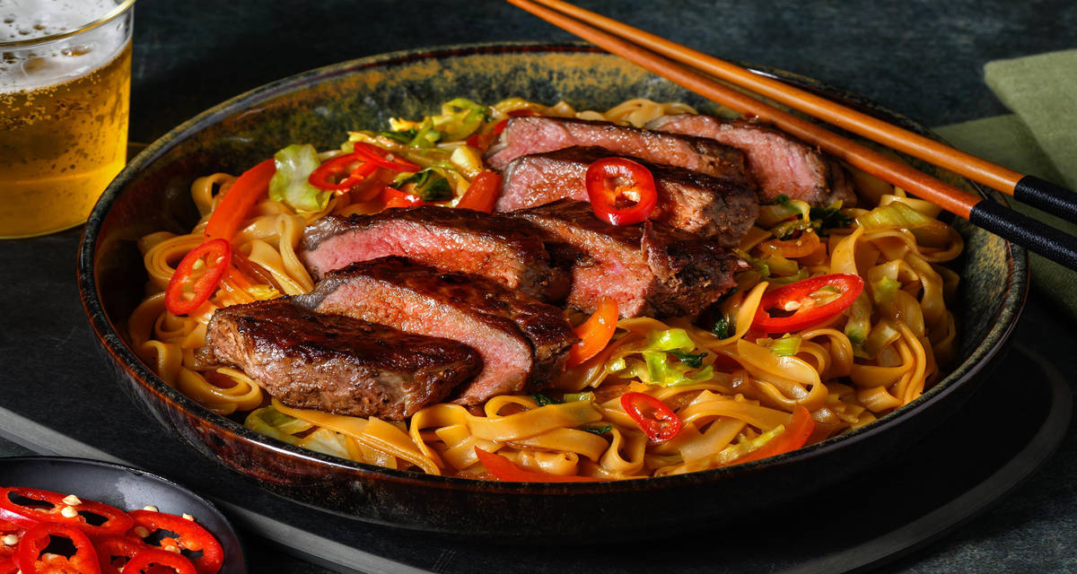 Steak met ponzu en rijstnoedels met roerbakgroenten en rode peper