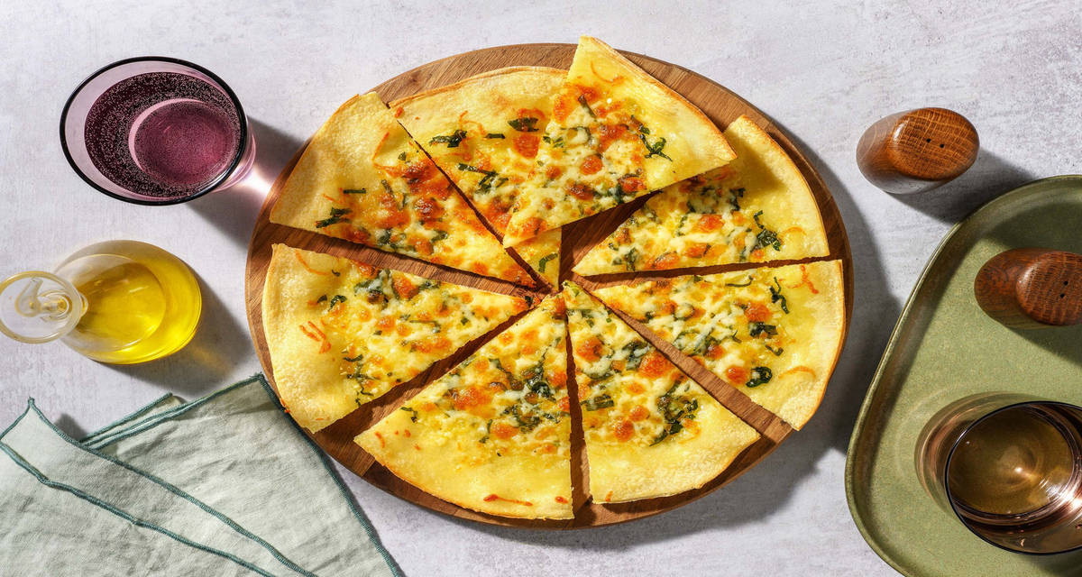 Pizzaformat ost- och vitlöksbröd Sharingrätt | med basilika och gouda