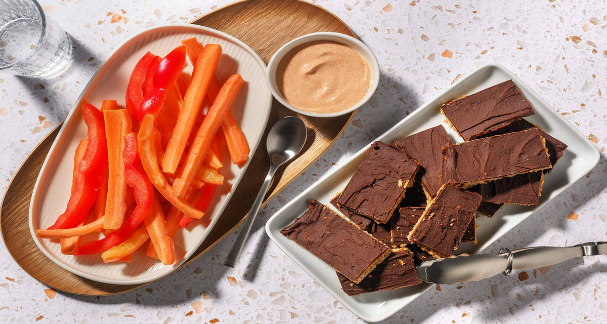 Fredags-snackbræt Delevenlig ret | med chokolade-müslibarer og gnavegrønt