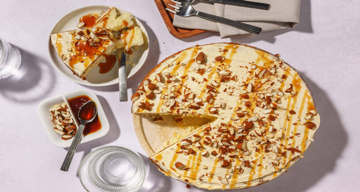 Gâteau au caramel salé à partager | amandes concassées et coulis de caramel
