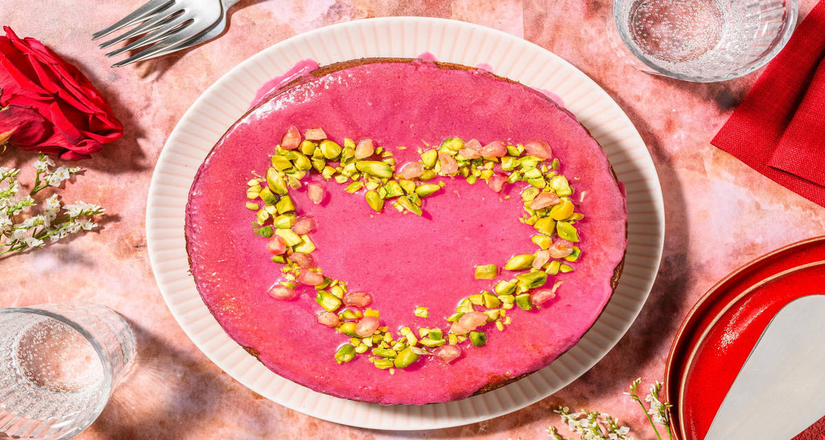 Valentijnstaart om te delen | met granaatappelglazuur en pistachenoten
