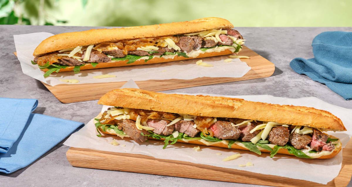 Cheesy steak sandwich met gebakken stokbrood 2 porties | met gekaramelliseerde ui en knoflookmayo