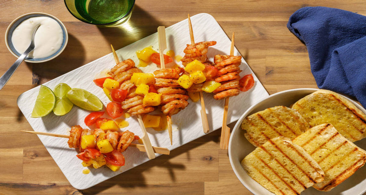 Gegrilde garnalenspiesjes met geroosterde ciabatta om te delen | met aioli en mangosalsa