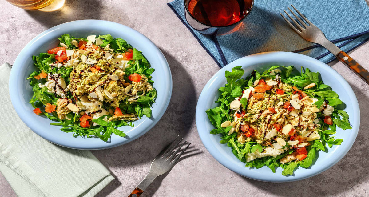 Italiaanse stijl salade met pesto, kip en mozzarella 2 porties | met amandelschaafsel en balsamicocrème