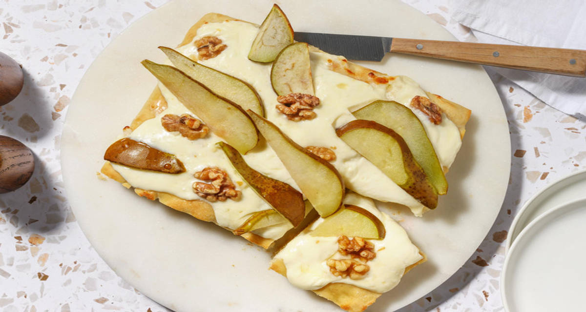 Focaccia allo stracchino e pere fondenti 2 porzioni | con miele e noci croccanti