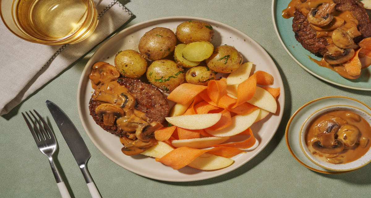 Vegansk hakkebøf og persillekartofler med cremet svampesauce og saftig æblesalat