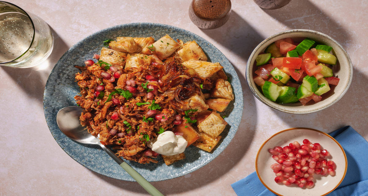 Palestinska Musakhan Fatteh: Bowl med pulled chicken med rostat tunnbröd och tahiniyoghurt