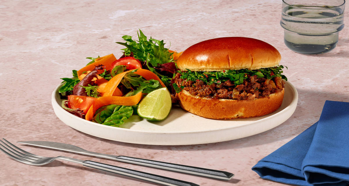 Hurtige argentinske sloppy joes med chimichurri og salat