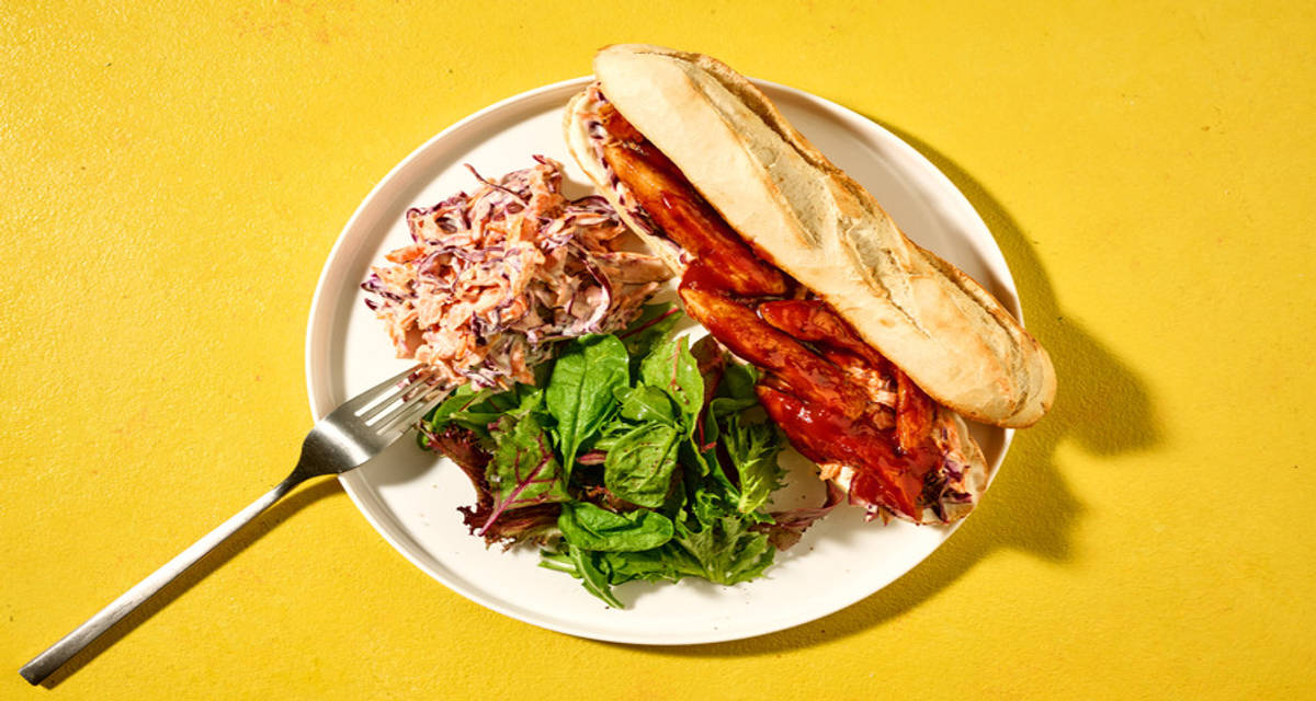 Hurtig sydstatsinspireret BBQ-kyllingesandwich med salat og kålslaw