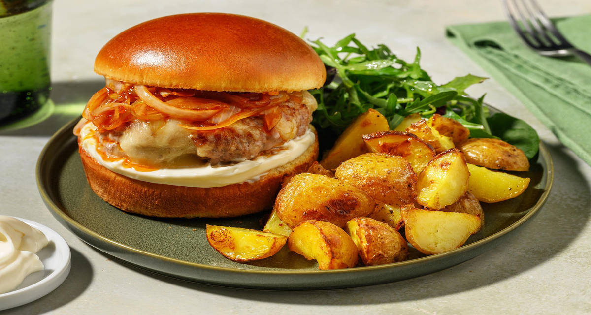 Turkey burger di tacchino e cheddar fondente con cipolle caramellate e patate al forno