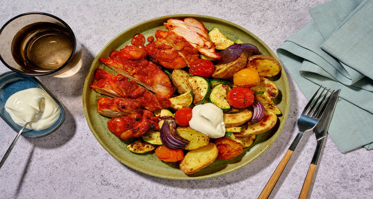 Traybake de poulet au gochujang & yaourt grenailles, tomates et courgette