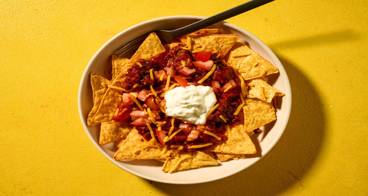 Hurtige loaded oksekødsnachos med fraiche og revet cheddar