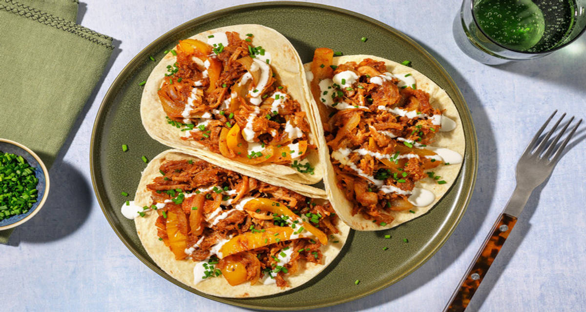 Fajitas-carnitas di pollo sfilacciato e peperoni con spezie alla messicana e salsa aioli