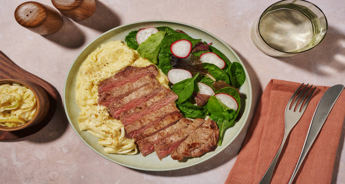 Stekt flat steak och rotfruktsmos med krämig purjolökssås och rädissallad