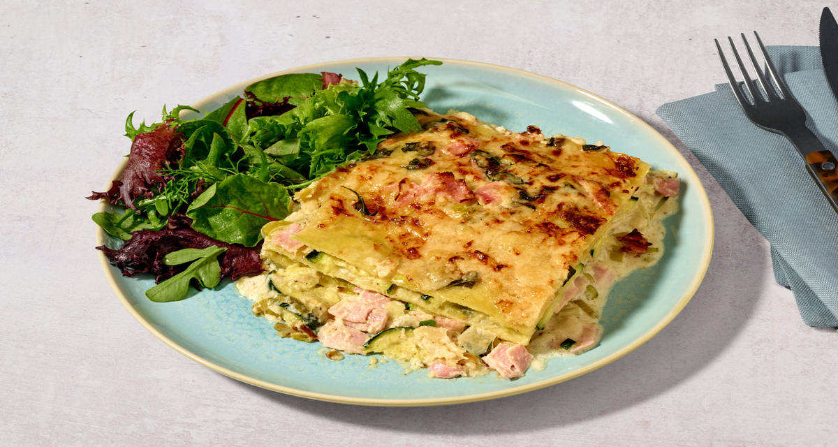 Mortadella- och grönsakslasagne med Parmigiano Reggiano och sallad