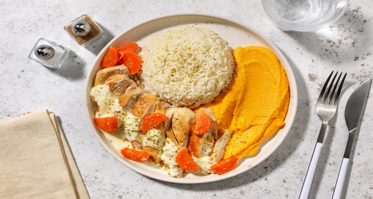 Pollo en salsa casera de queso griego con crema de zanahoria y arroz