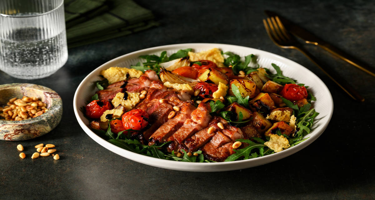 Tagliata di manzo & chips de parmesan pommes de terre romarin, tomates rôties, pignons de pin & roquette
