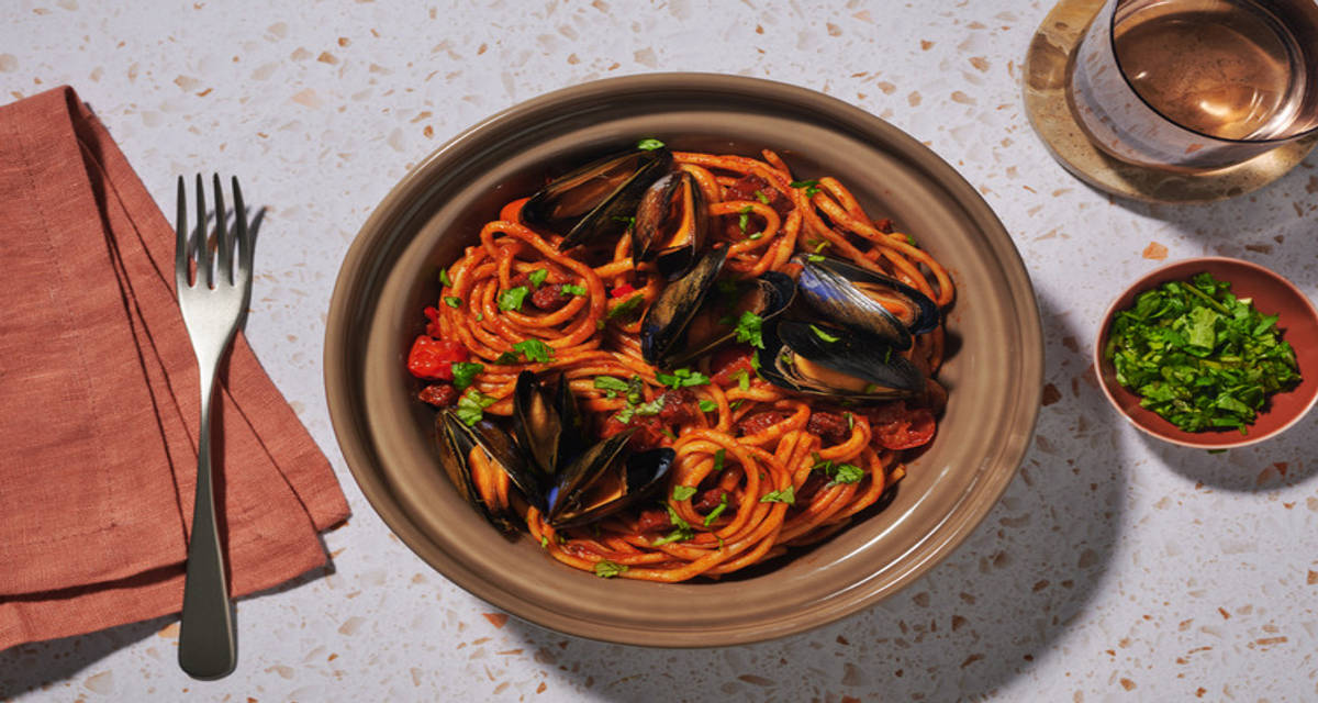 Linguine met mosselen en chorizo in smokey tomatensaus met venkel en verse kruiden