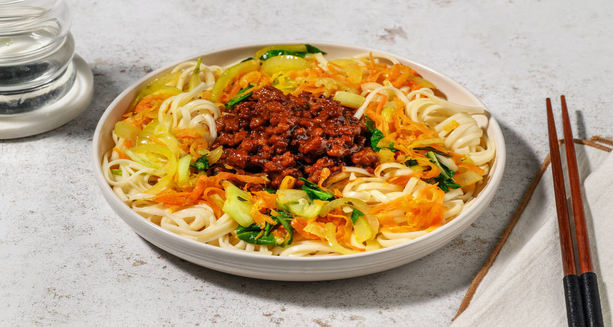 Snabblagad japansk nötfärsbowl med udonnudlar, morotssallad och pak choi