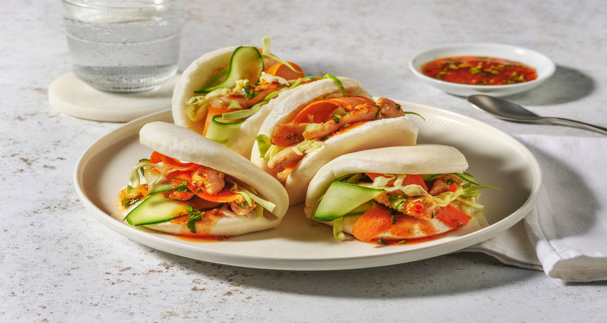 Vietnamesiska bun cha-inspirerade bao-bröd med krispig kålsallad och färska örter