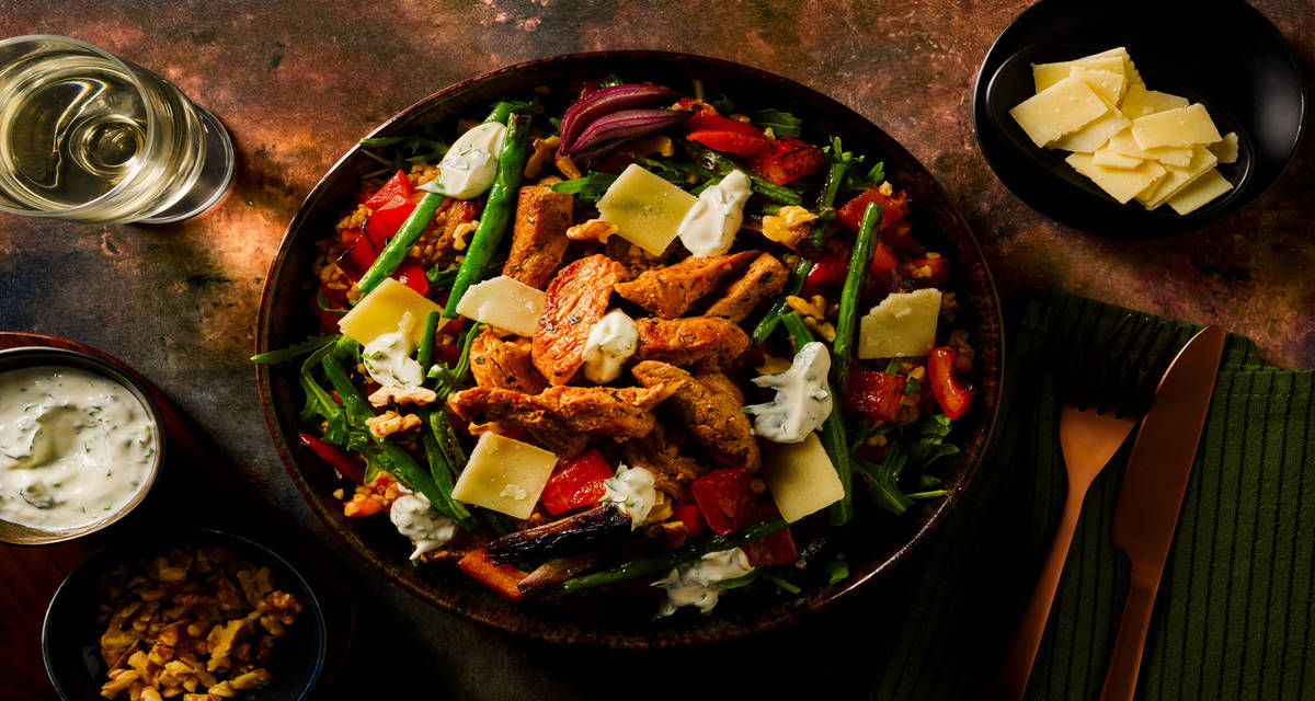 Italiensk bulgursallad med strimlat kalvkött med syrlig yoghurtdressing och valnötter
