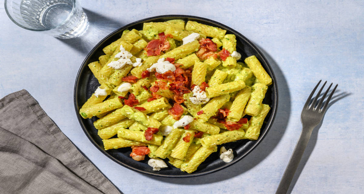 Tortiglioni alla stracciatella di burrata e pancetta con pesto di zucchine e Grana Padano Dop