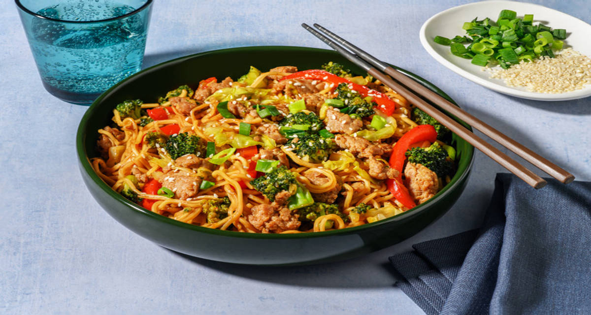 Bulgogi stir-fry met noedels en kipgehakt met spitskool, sesamzaad en lente-ui